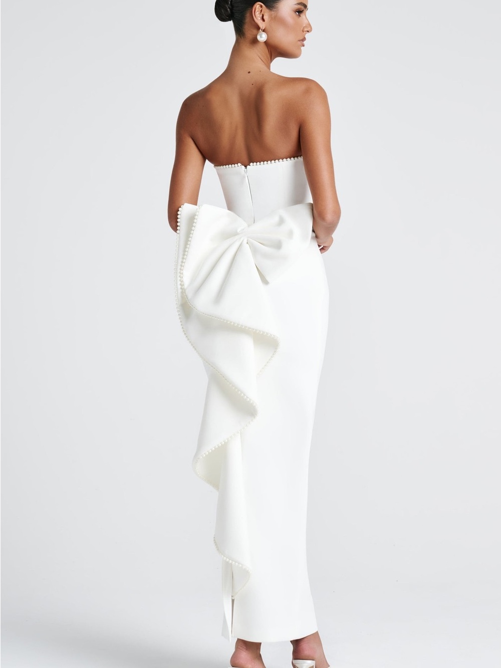 Elegant Strapless White Dress with Dramatic Bow